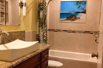 Exemple d'une salle de bain bord de mer avec un combiné douche/baignoire, des carreaux de béton et une cabine de douche avec un rideau.