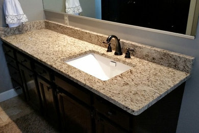 Diseño de cuarto de baño tradicional con encimera de granito