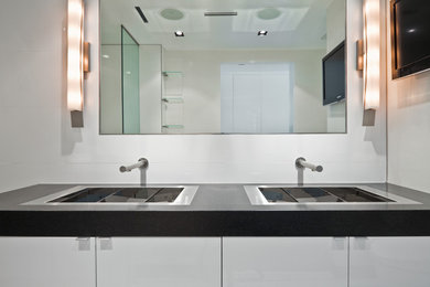 Example of a mid-sized trendy master bathroom design