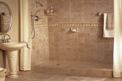 Imagen de cuarto de baño principal mediterráneo de tamaño medio con baldosas y/o azulejos de piedra, suelo de travertino y ducha abierta