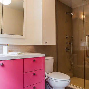 Immagine di una stanza da bagno design con vasca freestanding, piastrelle di vetro, pareti bianche e pavimento con piastrelle in ceramica