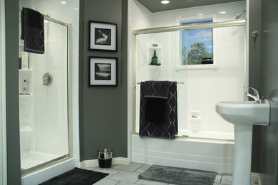 Стильный дизайн: ванная комната среднего размера в стиле неоклассика (современная классика) с душем в нише, серыми стенами, раковиной с пьедесталом, белой плиткой, полом из керамической плитки, серым полом и душем с распашными дверями - последний тренд
