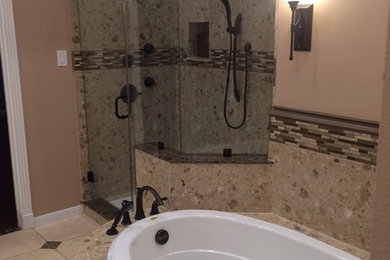 Свежая идея для дизайна: ванная комната в современном стиле с фасадами с выступающей филенкой, белыми фасадами, серой плиткой, серыми стенами, полом из керамической плитки и врезной раковиной - отличное фото интерьера
