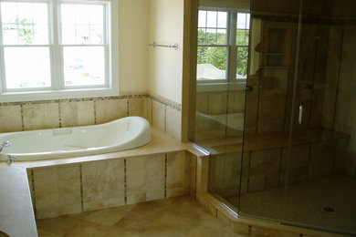 Foto de cuarto de baño principal de tamaño medio con bañera encastrada, ducha esquinera, baldosas y/o azulejos beige, baldosas y/o azulejos de piedra y suelo de travertino