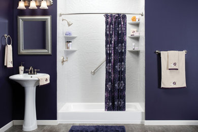 Modelo de cuarto de baño principal marinero de tamaño medio sin sin inodoro con paredes púrpuras, suelo de baldosas de porcelana y lavabo con pedestal
