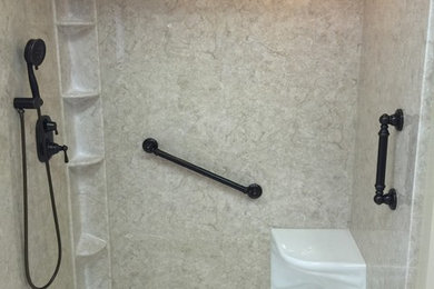 サンディエゴにあるトランジショナルスタイルのおしゃれな浴室 (アルコーブ型シャワー、茶色いタイル、石スラブタイル) の写真