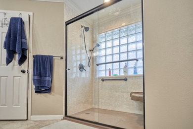 Foto de cuarto de baño principal clásico de tamaño medio con ducha empotrada, baldosas y/o azulejos beige y ducha con puerta corredera