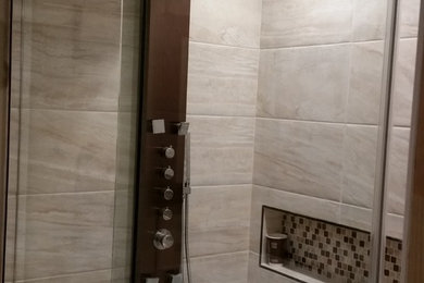 サンフランシスコにある中くらいなラスティックスタイルのおしゃれなバスルーム (浴槽なし) (シャワー付き浴槽	、ベージュのタイル、セラミックタイル、ベージュの壁、引戸のシャワー) の写真