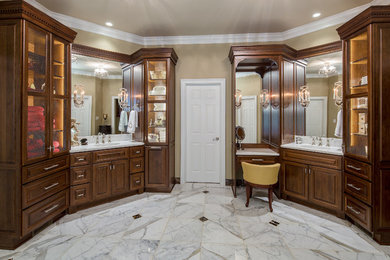 Свежая идея для дизайна: большая главная ванная комната в классическом стиле с фасадами с выступающей филенкой, темными деревянными фасадами, бежевыми стенами, мраморным полом, врезной раковиной, мраморной столешницей, полновстраиваемой ванной и угловым душем - отличное фото интерьера
