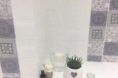 他の地域にある低価格の小さなコンテンポラリースタイルのおしゃれな浴室 (ドロップイン型浴槽、シャワー付き浴槽	、白いタイル、セラミックタイル) の写真