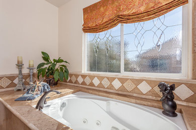 オレンジカウンティにある地中海スタイルのおしゃれな浴室の写真
