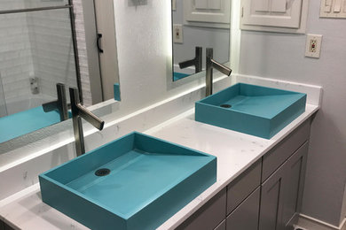 Aménagement d'une salle de bain classique de taille moyenne pour enfant avec un placard à porte shaker, des portes de placard grises, un carrelage bleu et un plan de toilette en marbre.
