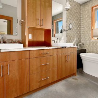 Foto di una stanza da bagno padronale stile rurale di medie dimensioni con ante lisce, ante in legno scuro, vasca freestanding, doccia ad angolo, piastrelle beige, piastrelle di vetro, pareti bianche, pavimento in cemento, lavabo a bacinella, top in quarzo composito, pavimento grigio, porta doccia a battente, top multicolore, due lavabi e mobile bagno incassato