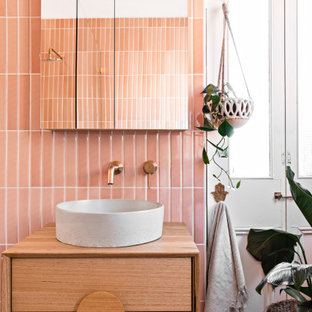 Idéer för ett mellanstort nordiskt brun en-suite badrum, med skåp i mellenmörkt trä, ett fristående badkar, en öppen dusch, en toalettstol med separat cisternkåpa, rosa kakel, keramikplattor, rosa väggar, terrazzogolv, ett väggmonterat handfat, träbänkskiva, flerfärgat golv och med dusch som är öppen