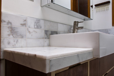 Diseño de cuarto de baño contemporáneo con encimera de mármol, baldosas y/o azulejos blancos y baldosas y/o azulejos de cemento