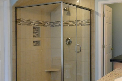 Стильный дизайн: большая главная ванная комната в классическом стиле с угловым душем, бежевой плиткой, синими стенами, врезной раковиной и столешницей из гранита - последний тренд
