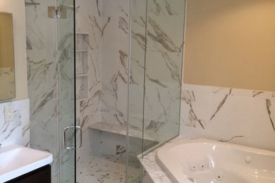 Diseño de cuarto de baño principal contemporáneo de tamaño medio con jacuzzi, ducha esquinera, baldosas y/o azulejos grises, baldosas y/o azulejos blancos, baldosas y/o azulejos de piedra, paredes marrones y suelo de mármol