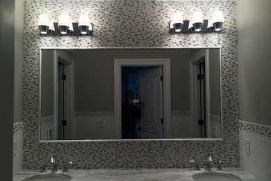 Foto de cuarto de baño tradicional de tamaño medio con paredes grises, lavabo bajoencimera y encimera de mármol