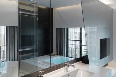 Foto de cuarto de baño moderno con lavabo bajoencimera