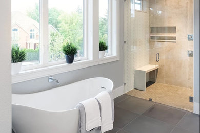 Ejemplo de cuarto de baño moderno con bañera exenta, ducha empotrada, baldosas y/o azulejos beige, paredes grises, suelo gris y ducha con puerta con bisagras
