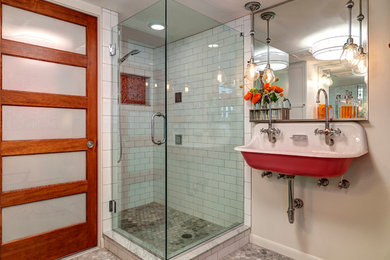 Exemple d'une salle de bain éclectique de taille moyenne avec WC à poser, un mur beige, un sol en carrelage de terre cuite et un lavabo suspendu.