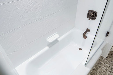 Idee per una stanza da bagno chic di medie dimensioni con vasca ad alcova, vasca/doccia, piastrelle beige, piastrelle in gres porcellanato, pareti bianche e pavimento con piastrelle a mosaico