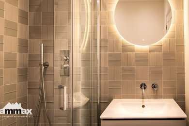 ハートフォードシャーにある高級な小さなコンテンポラリースタイルのおしゃれなマスターバスルーム (コーナー設置型シャワー、壁掛け式トイレ、セラミックタイル、磁器タイルの床、壁付け型シンク、引戸のシャワー) の写真