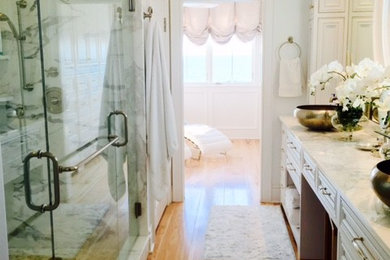 Foto de cuarto de baño principal de tamaño medio con paredes blancas, suelo de madera clara y encimera de mármol