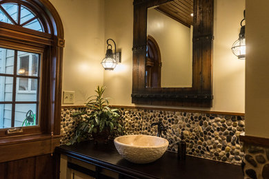 Foto på ett mellanstort rustikt badrum, med skåp i shakerstil, beige skåp, flerfärgad kakel, kakel i småsten, beige väggar, ett fristående handfat och bänkskiva i betong