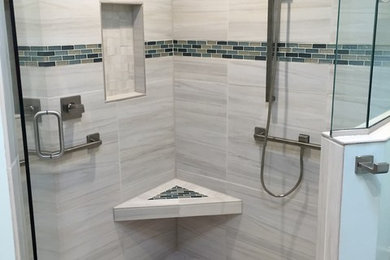 Idée de décoration pour une salle de bain tradition de taille moyenne avec un placard à porte shaker, des portes de placard blanches, une douche à l'italienne, un carrelage gris, des carreaux de porcelaine, un mur bleu, un sol en carrelage de céramique, un lavabo encastré, un plan de toilette en granite, un sol gris et une cabine de douche à porte battante.