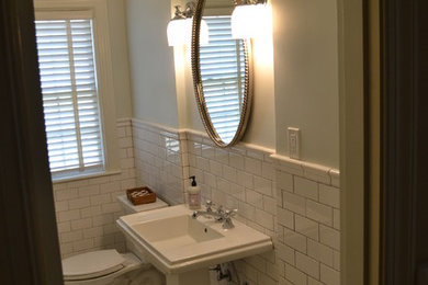 Imagen de cuarto de baño tradicional con lavabo con pedestal, combinación de ducha y bañera, baldosas y/o azulejos blancos, baldosas y/o azulejos de porcelana, paredes verdes y suelo de baldosas de porcelana