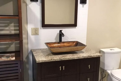 サンルイスオビスポにあるミッドセンチュリースタイルのおしゃれな浴室 (白いタイル、磁器タイルの床、ベッセル式洗面器、クオーツストーンの洗面台) の写真