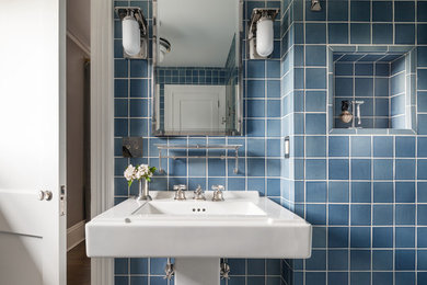 ニューヨークにあるトラディショナルスタイルのおしゃれな浴室 (ドロップイン型浴槽、青いタイル、セラミックタイル、モザイクタイル、ペデスタルシンク、マルチカラーの床) の写真