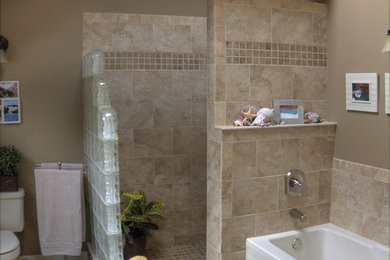 Ejemplo de cuarto de baño clásico renovado con lavabo encastrado, bañera encastrada y ducha abierta