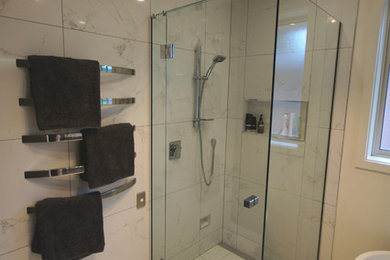 Idéer för ett mellanstort modernt en-suite badrum, med beige kakel, beige väggar och klinkergolv i keramik