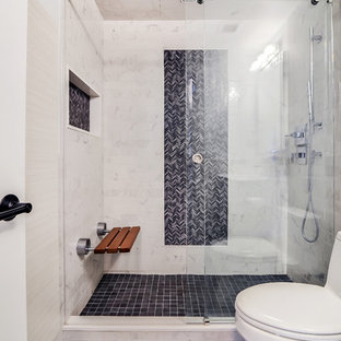 Bild på ett mellanstort vintage en-suite badrum, med en dusch i en alkov, en toalettstol med hel cisternkåpa, grå kakel, vit kakel, keramikplattor, klinkergolv i keramik, släta luckor, vita skåp, vita väggar, bänkskiva i akrylsten och dusch med skjutdörr