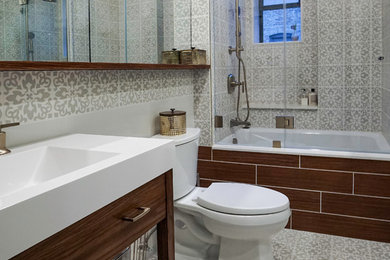 ニューヨークにあるラグジュアリーな中くらいなトランジショナルスタイルのおしゃれなマスターバスルーム (アルコーブ型浴槽、シャワー付き浴槽	、分離型トイレ、マルチカラーのタイル、セメントタイル、マルチカラーの壁、セメントタイルの床、マルチカラーの床、開き戸のシャワー) の写真