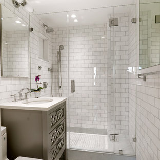 Immagine di una piccola stanza da bagno padronale tradizionale con consolle stile comò, ante grigie, doccia alcova, WC monopezzo, piastrelle bianche, pareti bianche, lavabo sottopiano, piastrelle diamantate, pavimento con piastrelle a mosaico e top in quarzo composito