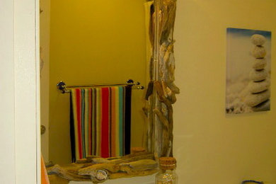 На фото: ванная комната в стиле фьюжн с