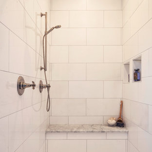 Exempel på ett mellanstort lantligt grå grått en-suite badrum, med skåp i shakerstil, vita skåp, en dubbeldusch, grå kakel, keramikplattor, grå väggar, klinkergolv i keramik, marmorbänkskiva, grått golv och dusch med gångjärnsdörr