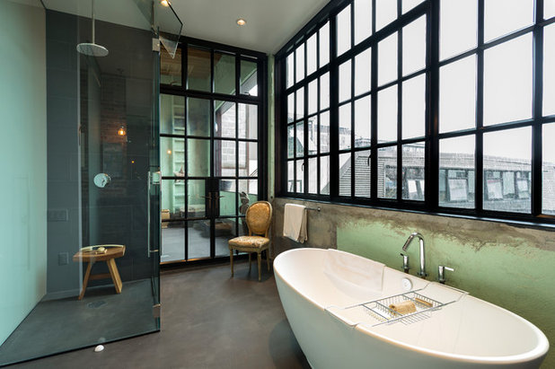 Industrial Cuarto de baño by Crescent Builds