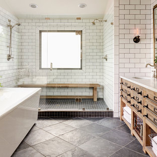 Idee per una grande stanza da bagno padronale country con consolle stile comò, ante in legno chiaro, vasca freestanding, doccia doppia, piastrelle diamantate, pareti bianche, pavimento in ardesia, lavabo sottopiano, porta doccia a battente e panca da doccia