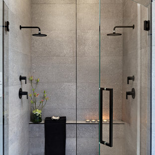 Idee per una grande stanza da bagno padronale minimal con ante lisce, ante in legno scuro, doccia doppia, WC monopezzo, piastrelle grigie, pareti grigie, lavabo a bacinella, pavimento grigio, porta doccia a battente, top nero, piastrelle di cemento, pavimento in cemento e top in cemento