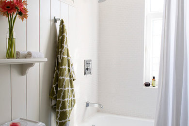 他の地域にあるトランジショナルスタイルのおしゃれな浴室 (アルコーブ型浴槽、アルコーブ型シャワー、白いタイル、モザイクタイル、白い壁) の写真