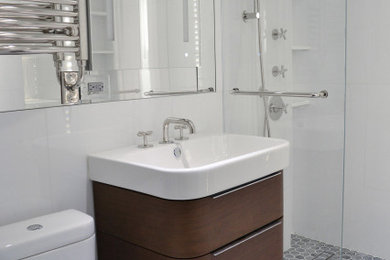ニューヨークにある高級な中くらいなおしゃれなバスルーム (浴槽なし) (フラットパネル扉のキャビネット、濃色木目調キャビネット、オープン型シャワー、一体型トイレ	、白いタイル、大理石タイル、白い壁、モザイクタイル、一体型シンク、青い床、開き戸のシャワー、白い洗面カウンター、ニッチ、洗面台1つ、フローティング洗面台) の写真