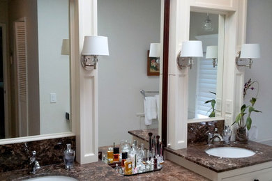 Modelo de cuarto de baño principal tradicional de tamaño medio con armarios tipo mueble, puertas de armario blancas, paredes grises, lavabo bajoencimera y encimera de granito