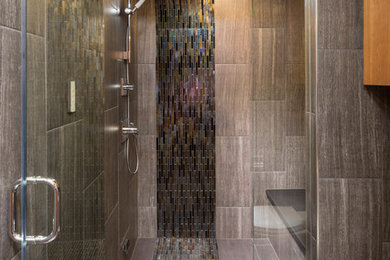 アルバカーキにある広いコンテンポラリースタイルのおしゃれな浴室 (アルコーブ型シャワー、マルチカラーのタイル、ボーダータイル、グレーの壁、磁器タイルの床) の写真