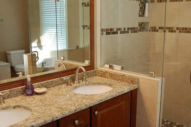 リッチモンドにある広いおしゃれなマスターバスルーム (濃色木目調キャビネット、御影石の洗面台、コーナー設置型シャワー) の写真