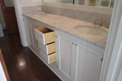 Foto de cuarto de baño principal tradicional grande con armarios con paneles empotrados, puertas de armario blancas y encimera de mármol