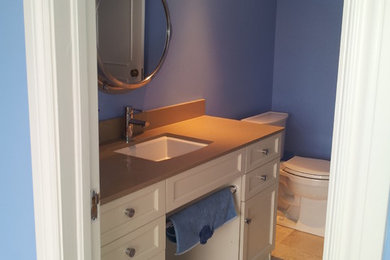 Mittelgroßes Klassisches Badezimmer mit blauer Wandfarbe, Keramikboden, Schrankfronten mit vertiefter Füllung, beigen Schränken, Wandtoilette mit Spülkasten, Unterbauwaschbecken, Quarzwerkstein-Waschtisch, beigem Boden und grauer Waschtischplatte in Montreal